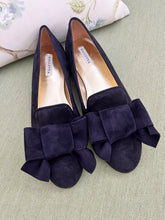 Lade das Bild in den Galerie-Viewer, Balletta Wildleder Loafer Hannah mit Lederschleife - Frontansicht