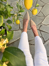 Lade das Bild in den Galerie-Viewer, Mittelhoher Wildleder Slingpump mit größenverstellbarem Riemchen - Frontansicht -angezogen mit weiser jeans Balletta
