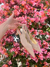 Lade das Bild in den Galerie-Viewer, Mittelhoher Wildleder Slingpump in creamfarbenem Velourleder mit größenverstellbarem Riemchen -Seitenansicht Balletta