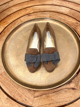 Lade das Bild in den Galerie-Viewer, Balletta Wildleder Loafer Hannah mit Schleife - Frontansicht