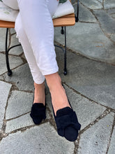 Lade das Bild in den Galerie-Viewer, Balletta Wildleder Loafer Hannah mit Lederschleife - Tragefoto