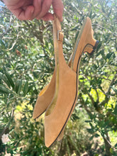 Lade das Bild in den Galerie-Viewer, Balletta Slingpump Seitenansicht Senffarben mit kleinem Absatz