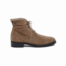 Load image into Gallery viewer, Super Bequeme Lammfell Schürschuhe - Seitenansicht Beige/Taupe