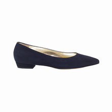 Lade das Bild in den Galerie-Viewer, Wildleder Ballerinas Spitze Kappe - Velours Dunkelblau - spitze Damenballerinas aus Wild Leder mit Ledersohle - Seitenansicht