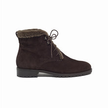 Load image into Gallery viewer, Wildleder Schürstiefel mit Lammfellfutter und robuster Wintersohle - Seitenansicht - dunkelbraun Wildleder