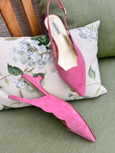 Lade das Bild in den Galerie-Viewer, Mittelhoher Wildleder Slingpump mit größenverstellbarem Riemchen - Frontansicht Balletta 
