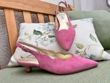 Lade das Bild in den Galerie-Viewer, Mittelhoher Wildleder Slingpump mit größenverstellbarem Riemchen -Seitenansicht  Balletta 
