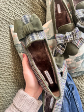 Lade das Bild in den Galerie-Viewer, Balletta Icon Loafer Hannah mit Lodenstoff und Lederschleife bequem mit Lammfellfutter - Frontansicht-  Ledersohle 
