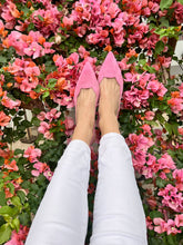 Lade das Bild in den Galerie-Viewer, Mittelhoher Wildleder Slingpump mit größenverstellbarem Riemchen
