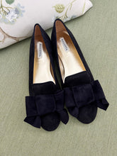 Lade das Bild in den Galerie-Viewer, Dunkelblauer Wildleder Loafer Hannah - Frontansicht Balletta 
