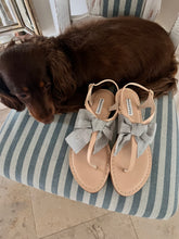 Lade das Bild in den Galerie-Viewer, Balletta Ledersandale Heidi mit pinker Ribsschleife - grösenverstellbares Lederbändchen - mit Dackel Trüffel  

