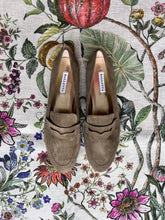 Lade das Bild in den Galerie-Viewer, Hamburg Loafer - Wildleder Penny Damenloafer mit Ledersohle - Frontansicht - Velour Leder 
