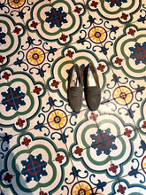 Lade das Bild in den Galerie-Viewer, Hamburg Loafer - Wildleder Penny Damenloafer mit Ledersohle - Frontansicht - Velour Leder - klassischer Damen Pennyloafer 
