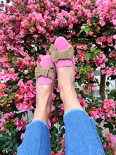 Lade das Bild in den Galerie-Viewer, Balletta Wildleder Loafer Hannah mit Lederschleife - Frontansicht Bougainvillea 
