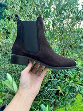 Load image into Gallery viewer, Balletta Lammfellwinterschuh mit Wasserfester Sohle und Lammfellfuußbett und Seitenfutter - Dunkelbraunes Wildleder 
