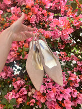 Lade das Bild in den Galerie-Viewer, I Balletta Schuhe Cathrine - bequeme laufhöhe eleganter Schnitt - spitz geschnittener Slingpump in Wildleder mit Lederinnenfutter. Seitenansicht 
