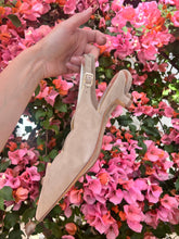 Lade das Bild in den Galerie-Viewer, Balletta Schuhe Cathrine - bequeme laufhöhe eleganter Schnitt - spitz geschnittener Slingpump in Wildleder mit Lederinnenfutter. Seitenansicht 
